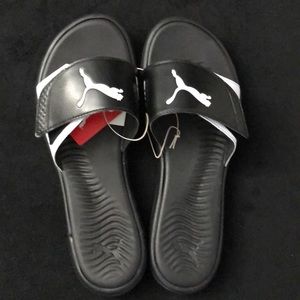 ⬇️$15 Puma women’s slides.
